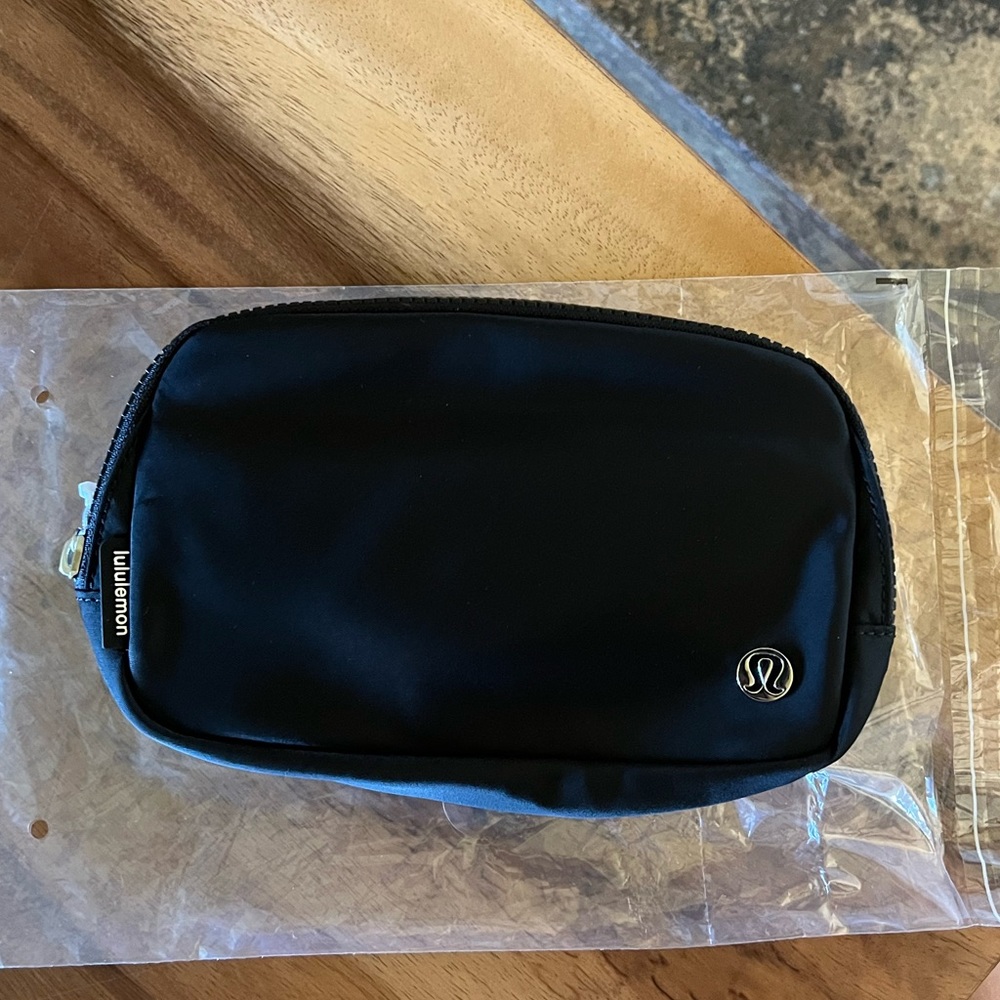 Lululemon Everywhere Belt Bag NWT